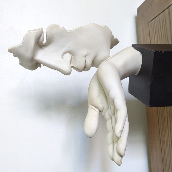 Blow a Kiss Sculpture on Block Base Leonardo Da Vinci Vitruvian Collection 2005 - Picture 7 of 8